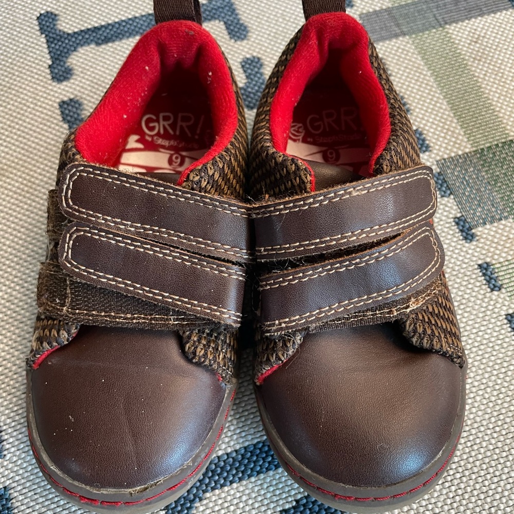 Step & Stride little boys’ size 9 brown Velcro sneakers